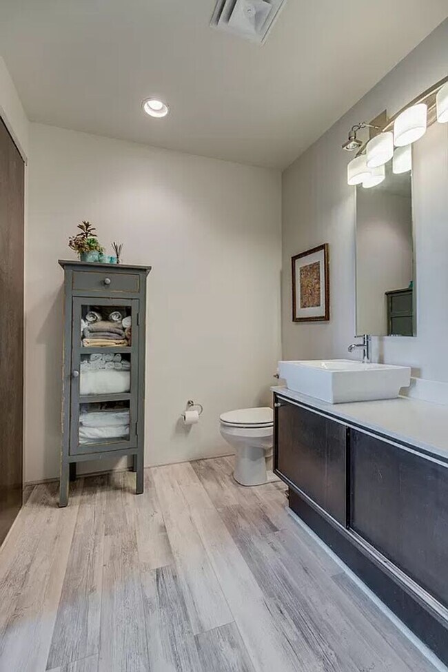 Building Photo - 1 Bed/1 Bath Condo at 5th and Main, Assigned Parking, Washer/Dryer/Covered Balcony