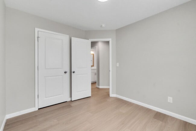 Building Photo - Elegant 3 Bedroom, 2.5 Bathroom Duplex with 1-Car Garage in Woodruff $1650/mo rent
