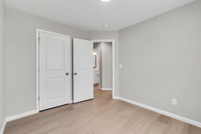 Building Photo - Elegant 3 Bedroom, 2.5 Bathroom Duplex with 1-Car Garage in Woodruff $1695/mo rent