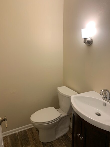 Building Photo - 111 Little Glen Dr