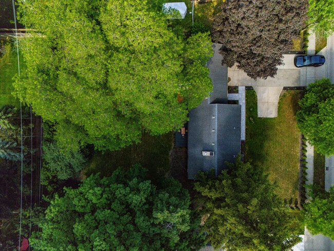 Building Photo - 1528 E Maple Rd