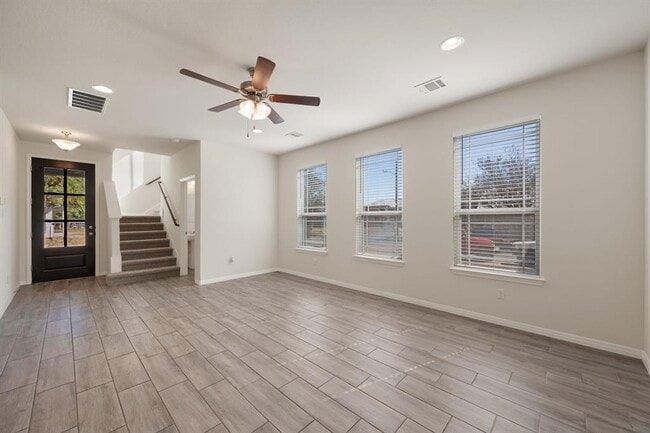 Building Photo - 700 W 6th St