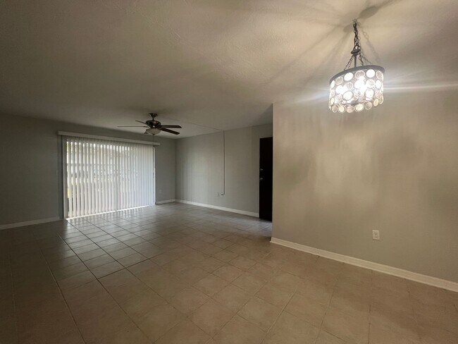 Building Photo - Rent Special for August 1 - Close to Downt...