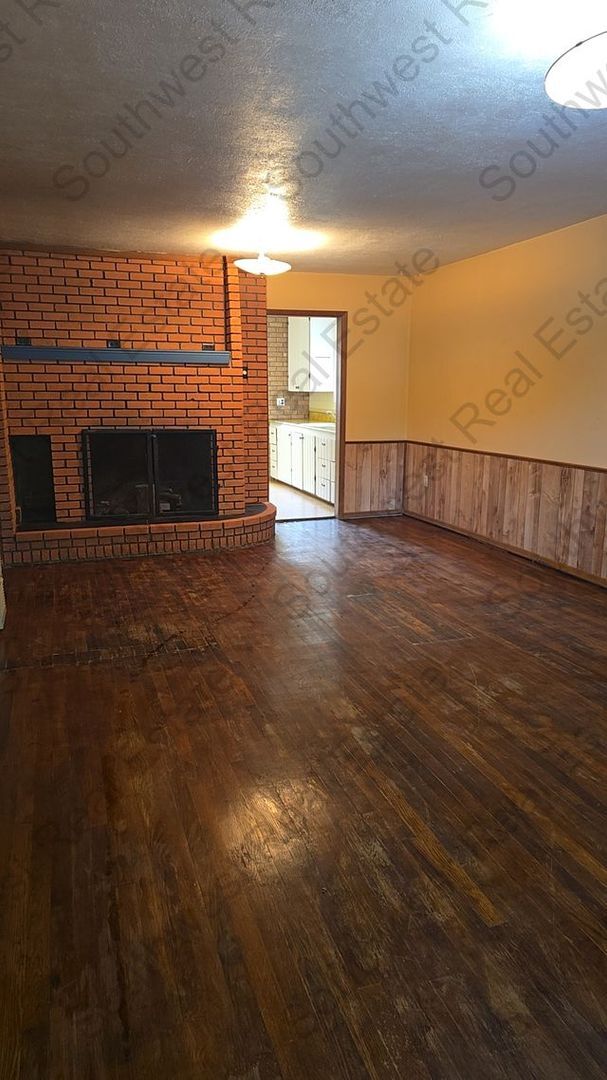 Building Photo - Spacious 2 bedroom 1 bath with large garage.