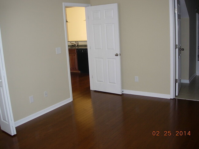 Building Photo - NICE Condo in GREAT location!!! VERY clean...