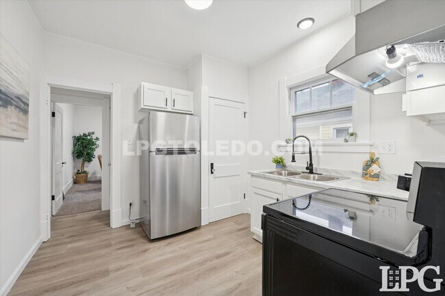 Building Photo - 1044 Hawk St