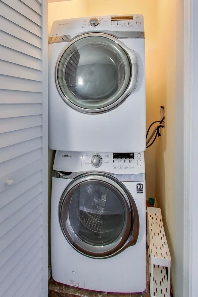 Building Photo - 3238 N Kilbourn Ave