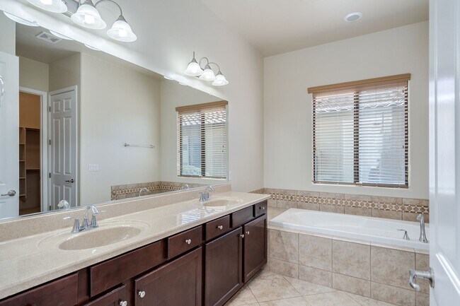 Building Photo - Rare find for this 4 bedroom/3 bath, exqui...