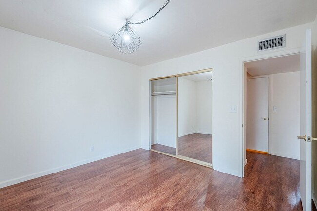 Building Photo - 3 Bed 2.5 Bath Pet-Friendly Retreat by The...