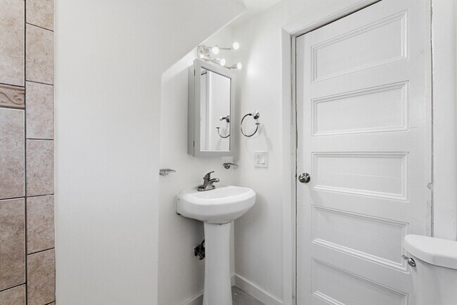 Building Photo - 70 Bellevue St