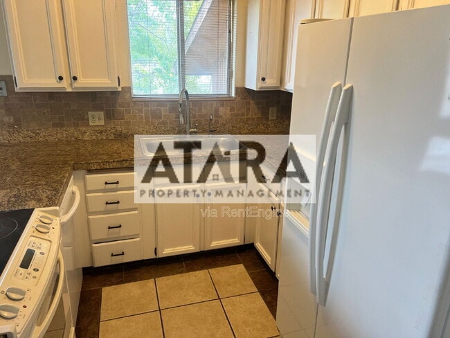 Building Photo - 270 Country Club Dr