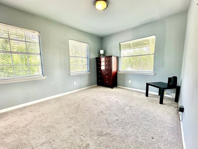 Building Photo - Effortless & comfortable 2Beds/1.5Bath con...