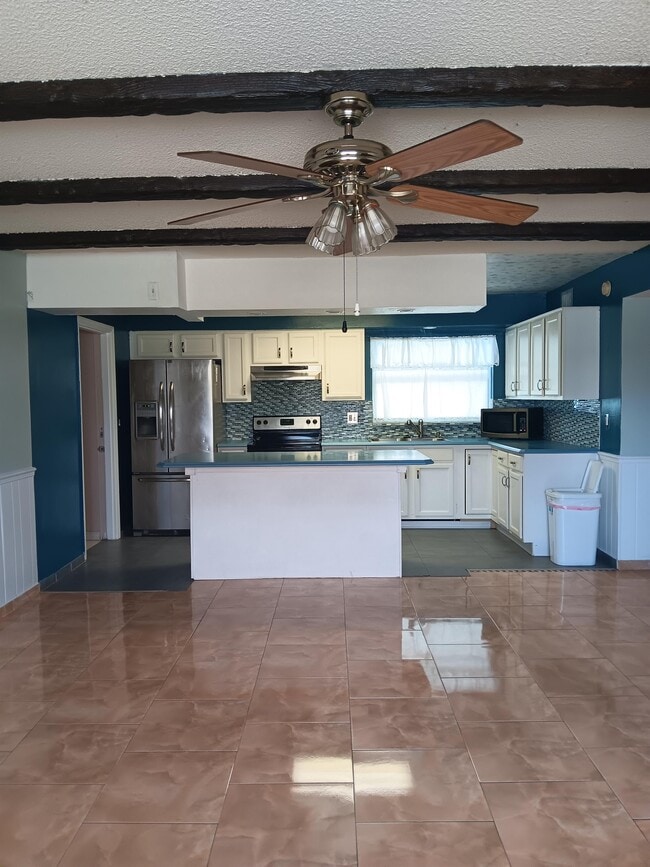 Building Photo - 2321 Irlo Dr