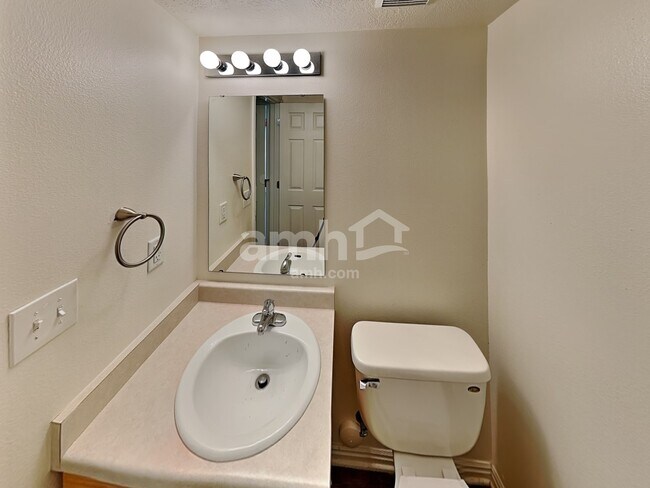 Building Photo - 8558 Laurel Oak Dr