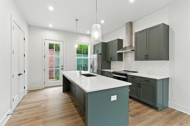 Building Photo - 170 Color Cir