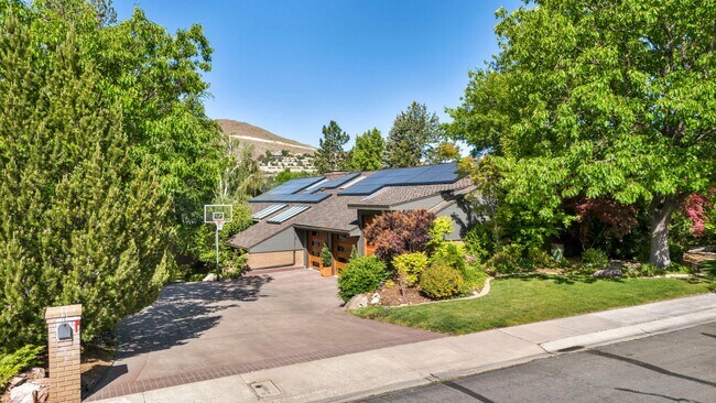 Building Photo - LAKEFRONT LUXURY ON LAKE STANLEY | FULLY FURNISHED + UTILITIES INCLUDED IN GUARDED LAKERIDGE SHORES