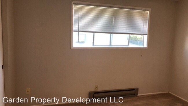 Building Photo - 916 N Forest St