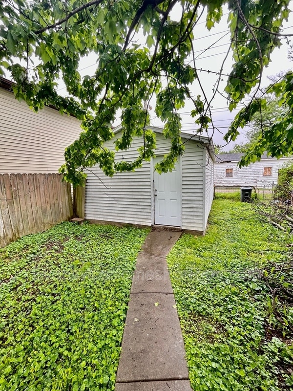 Building Photo - 712 S Barker Ave