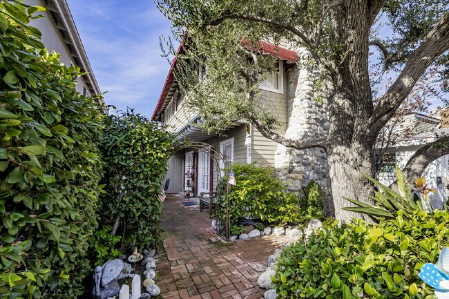 Building Photo - "Charming 4-Bedroom Classic Cottage & Cozy Fireplace in heart of Balboa