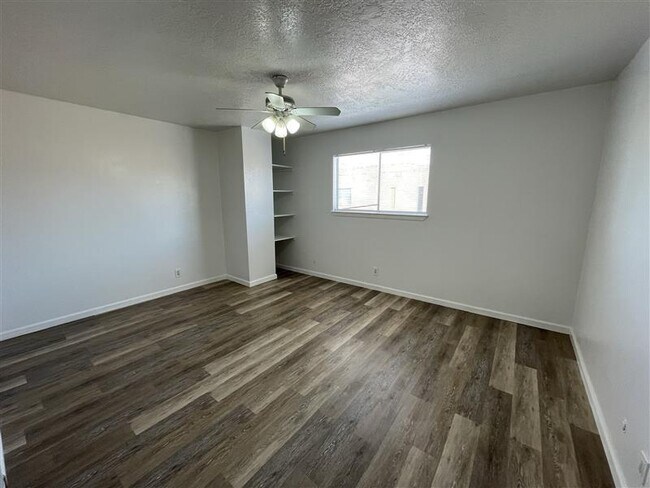 Building Photo - 3505 Lafayette Dr NE