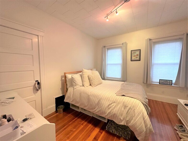 Building Photo - 137 Dudley St