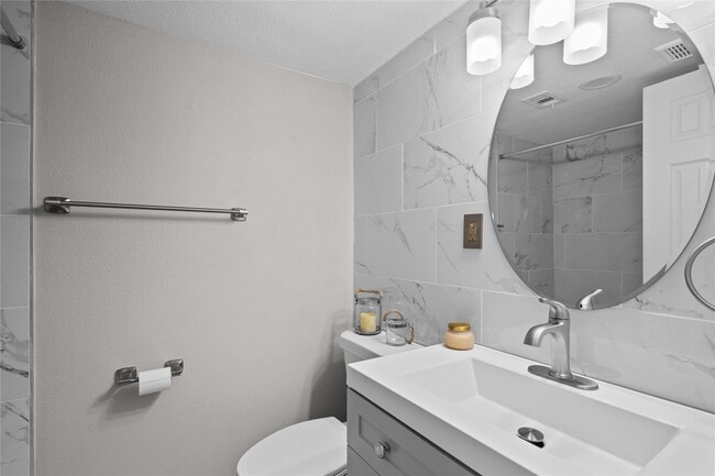 Building Photo - 8100 Seawall Blvd