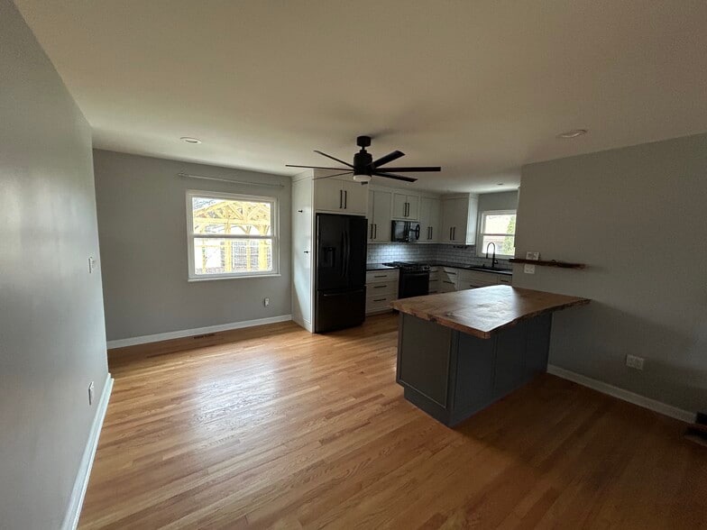 Building Photo - 1008 Lambeth Dr