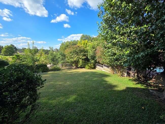 Building Photo - 2212 Rock Creek Dr