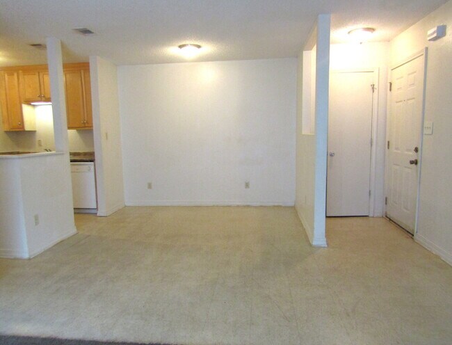 Building Photo - Spacious 2BR/1BA Apartment in West Pensaco...