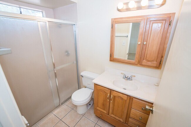 Building Photo - Spacious 3 Bedroom, 2 Bath Home with Updat...