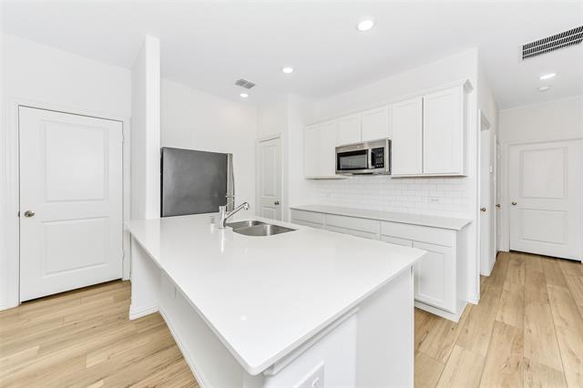 Building Photo - 2600 Starwater Dr