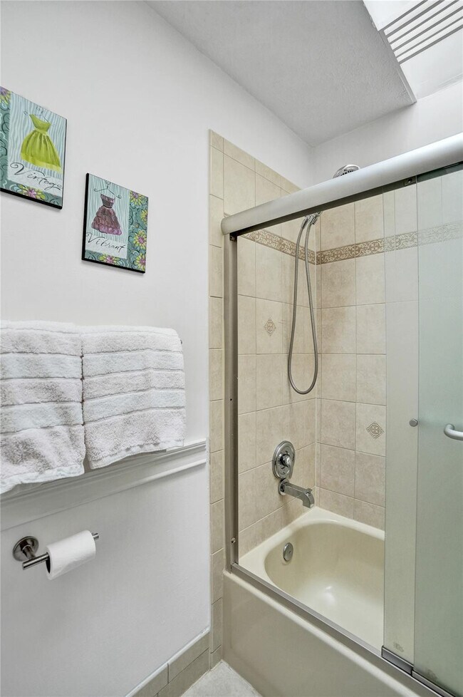 Building Photo - 1415 Miami Rd