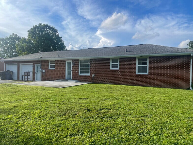 Building Photo - 208 General Roberts Dr