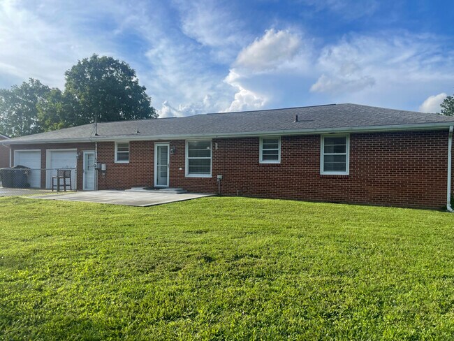 Building Photo - 208 General Roberts Dr