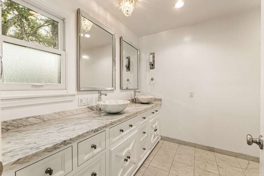 Building Photo - 2450 Hermosita Dr