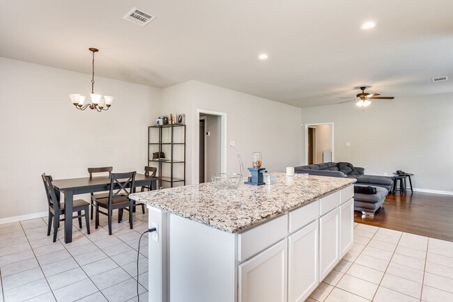 Building Photo - 4 Bedroom 2.5 Bath in Victoria Meadows