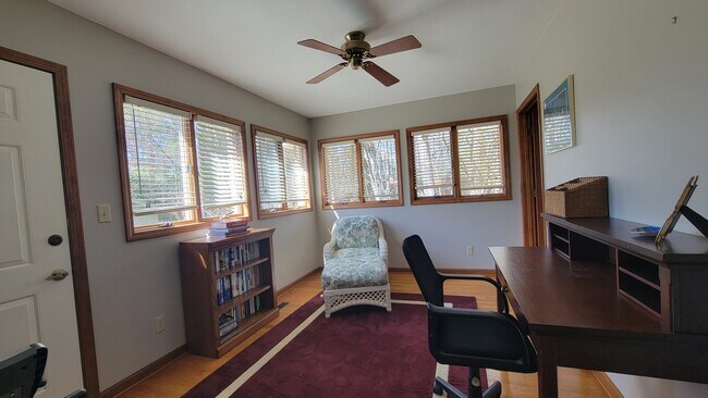 Building Photo - 1041 Carousel Ln