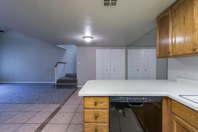 Building Photo - Spacious Updated Townhome in Downtown St. ...