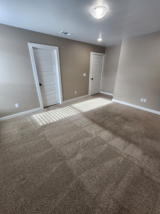 Building Photo - 3 bed 2 bath home, 1 car garage