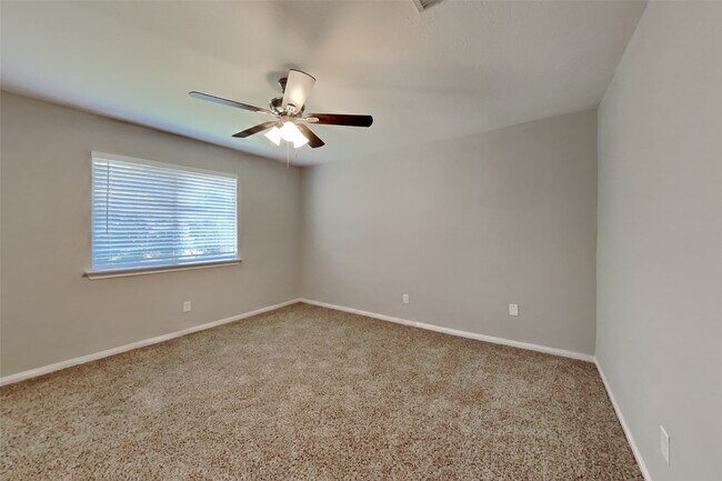 Building Photo - 1015 S Wellsford Dr