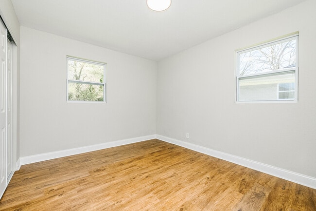 Building Photo - NEWLY RENOVATED 2 bedroom, 1 bathroom at G...
