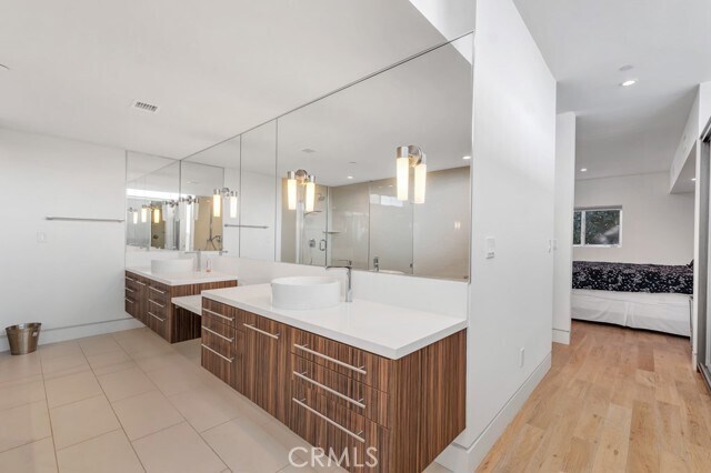 Building Photo - 16518 Moorpark St