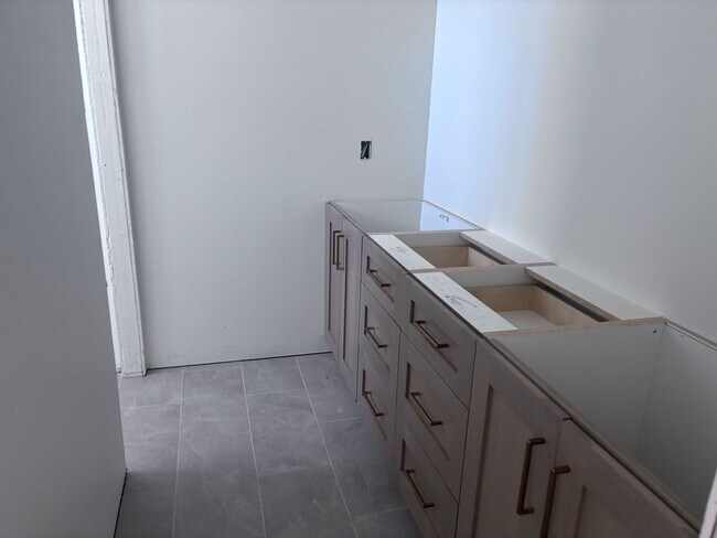 Building Photo - Beautiful 2 story with 6 bedrooms and swimming pool