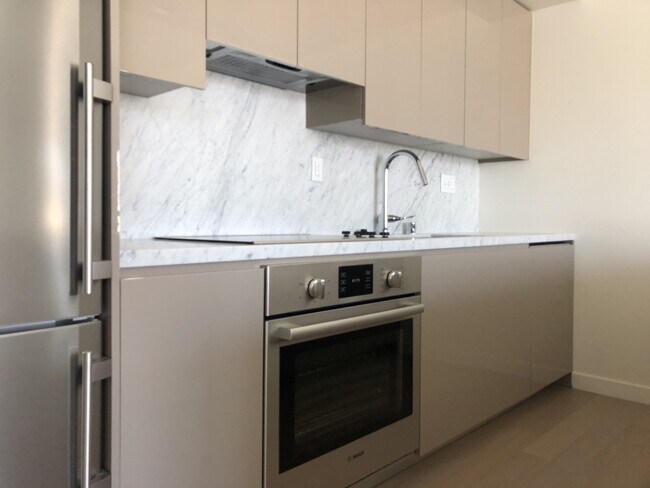 Building Photo - Very Unique Spacious Two Bedroom - Two bat...