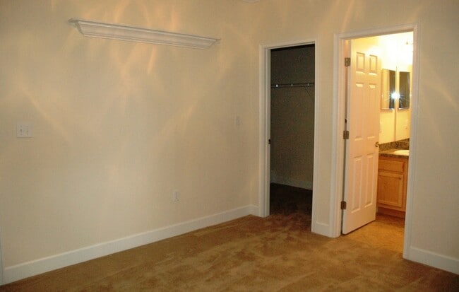 Building Photo - Available Fall 2026! Cottage Style 2 Bed/2...