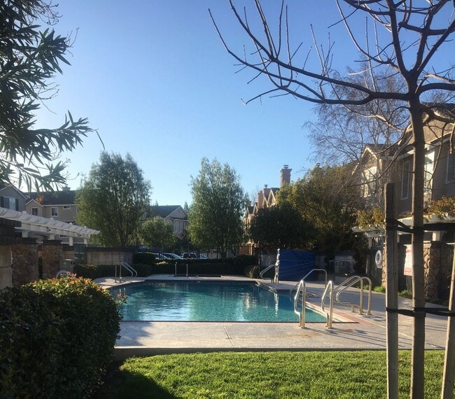 Building Photo - Danville, Shadowhawk 3 Bed, 2.5 Ba., Corner Townhouse, Close to great schools, 2 year lease