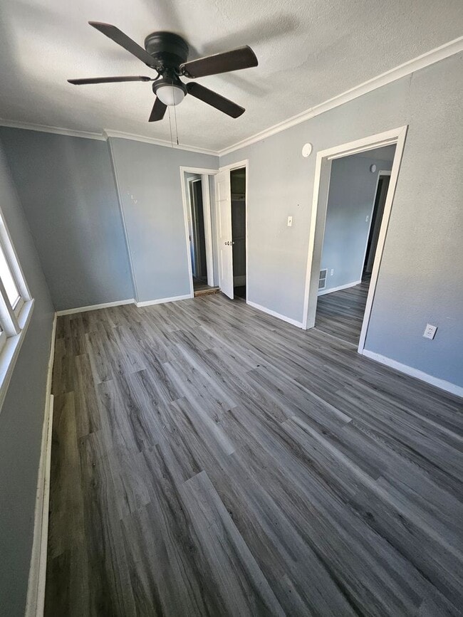 Building Photo - Upper 1 bedroom unit gas included