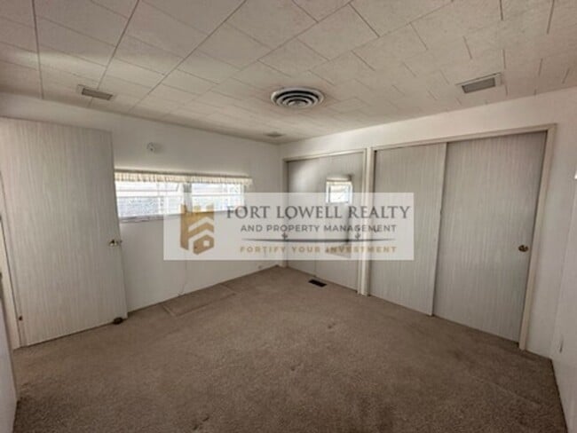 Building Photo - 2 Bed/1 Bath Washer and Dryer/Private Yard