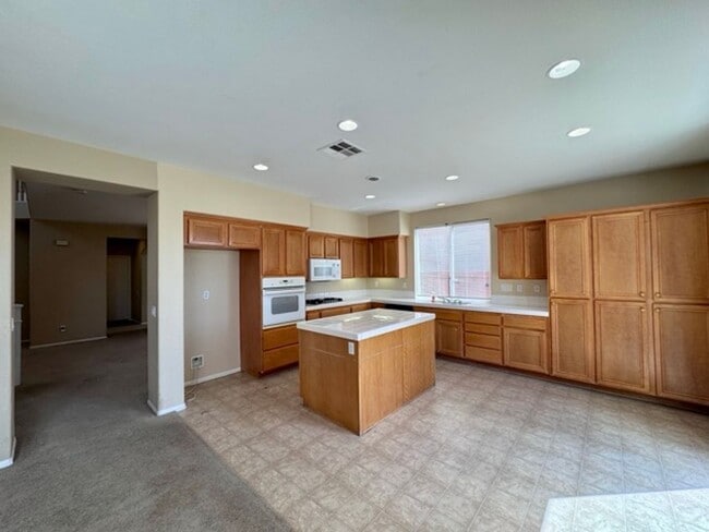 Building Photo - 4 Bedroom Menifee home on Menifee Lakes Go...