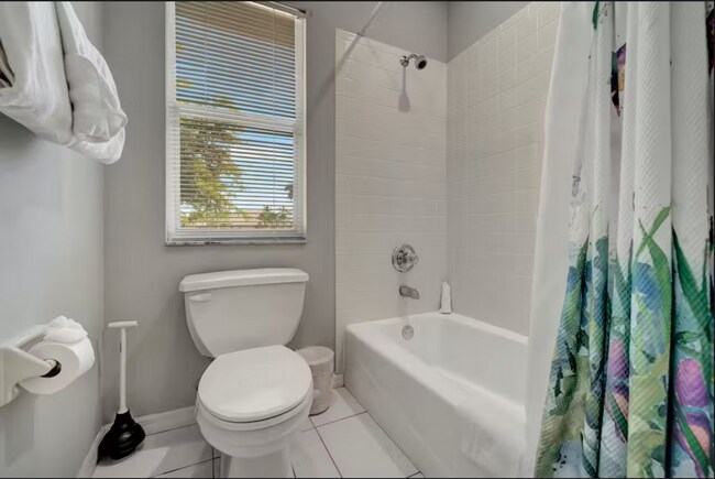 Building Photo - Beautiful Rental Home With Pool in Desirab...